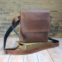 Чоловіча шкіряна сумка GS з декоративною стрічкою 23*20*7 см коньячна