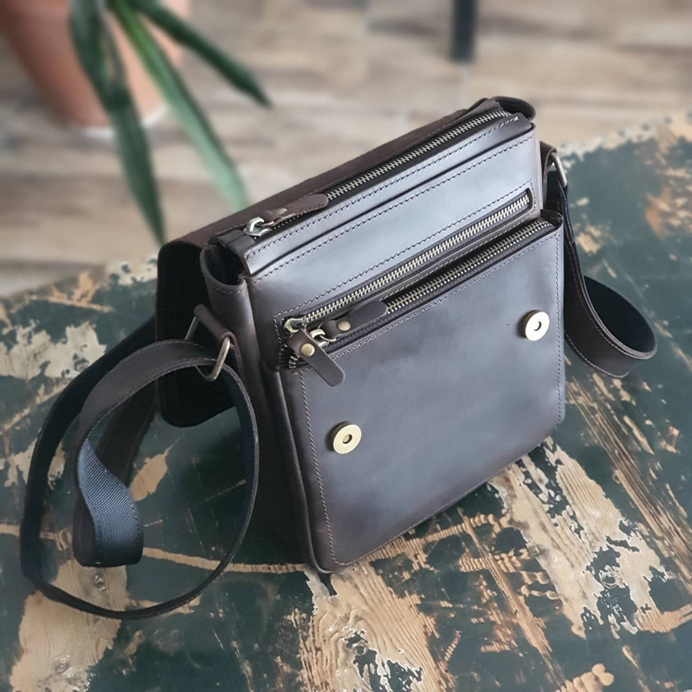 Чоловіча шкіряна сумка GS з декоративною стрічкою 23*20*7 см коричнева